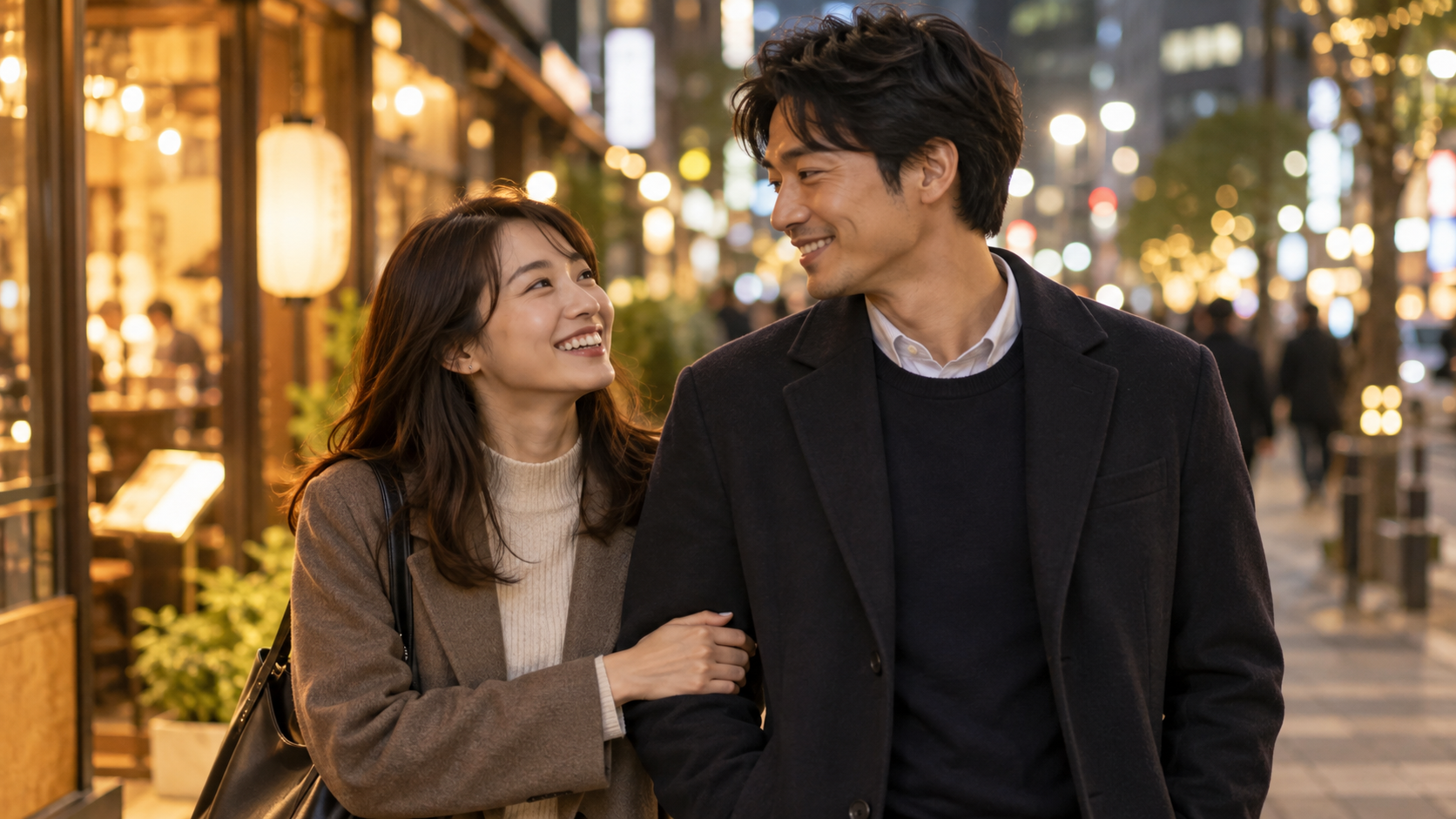 夜の街で腕を組み、楽しそうに見つめ合う成人の男女